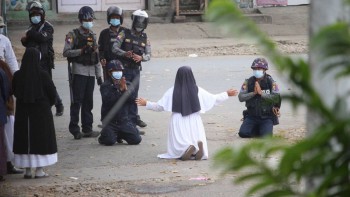 Biểu tình Myanmar: Cảnh sát quỳ gối