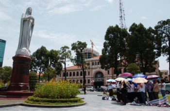 Về bên chân Mẹ