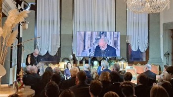 Lên án việc mang thai hộ