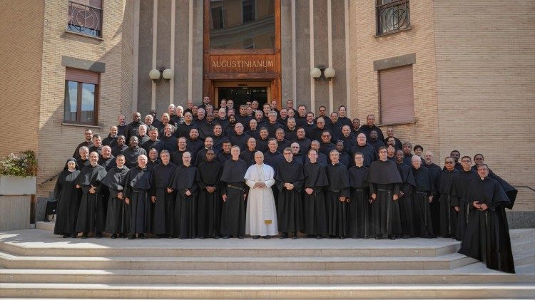 ĐTC gặp gỡ các tu sĩ Dòng Augustinô